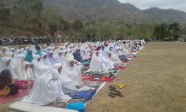 SHALAT ISTISQO DI GELAR DI LAPANGAN DESA MERTELU