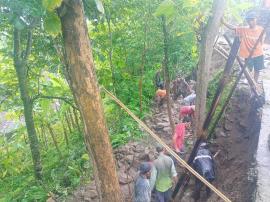 SEMANGAT GOTONG ROYONG WARGA PADUKUHAN MERTELU MEMBENAHI TANGGUL YANG LONGSOR 